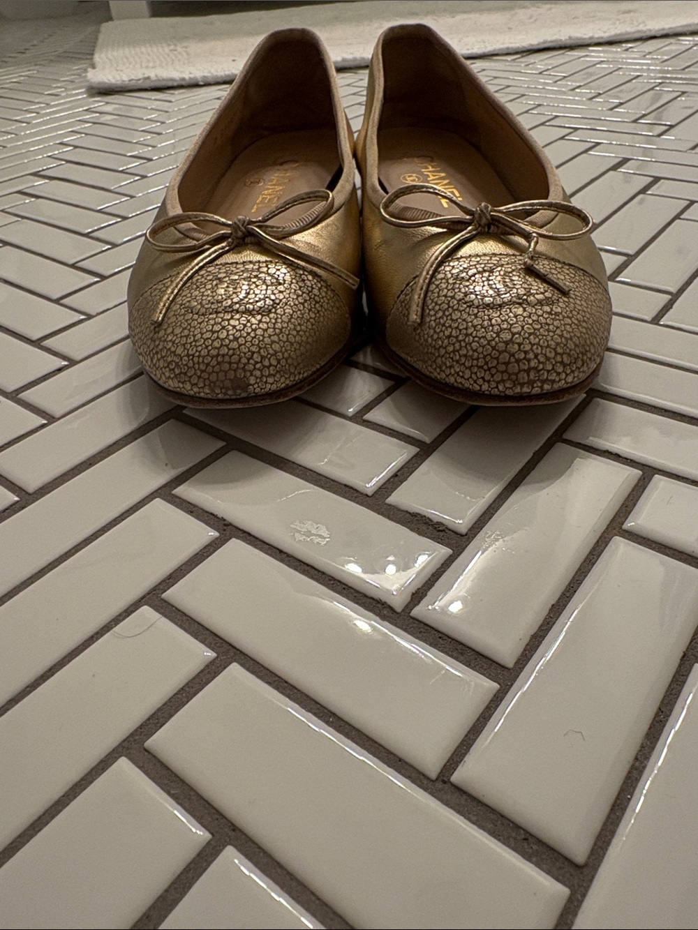 CHANEL Gold Leather Ballet Flats with Bow - Picture 7 of 7